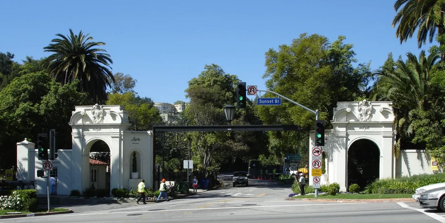 The west entrance of Bel Air at Bellagio and Sunset Blvd (Picture by Mike Downey). en:Category:Images of Los Angeles, California